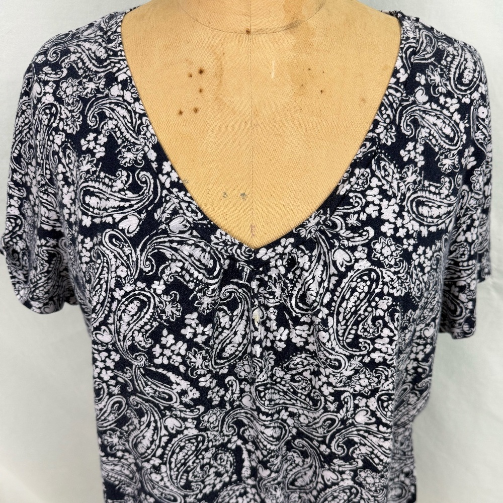St. John's Bay Woman Navy and White Paisley Short Sleeve V-Neck T-Shirt Size 1X